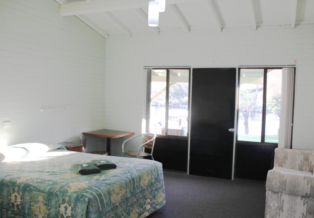 ravenswoodhotel-pub-wa-accommodation-bedroom