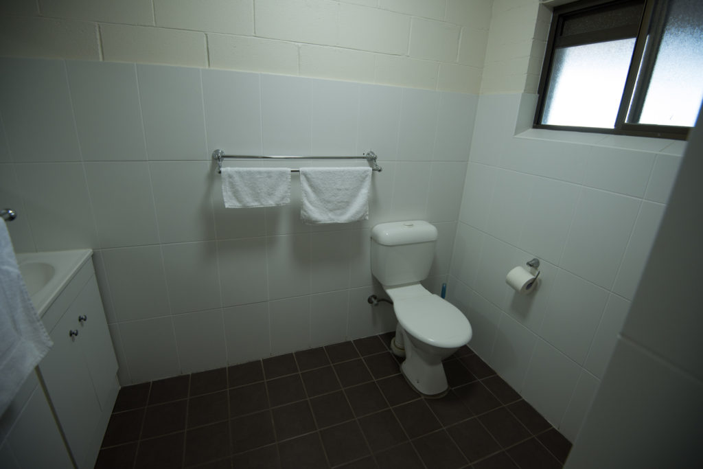 Settlers-inn-port-macquarie-nsw-pub-hotel-accommodation-bathroom