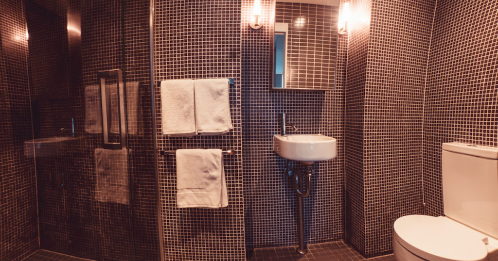 crown-hotel-surry-hills-accommodation-bathroom