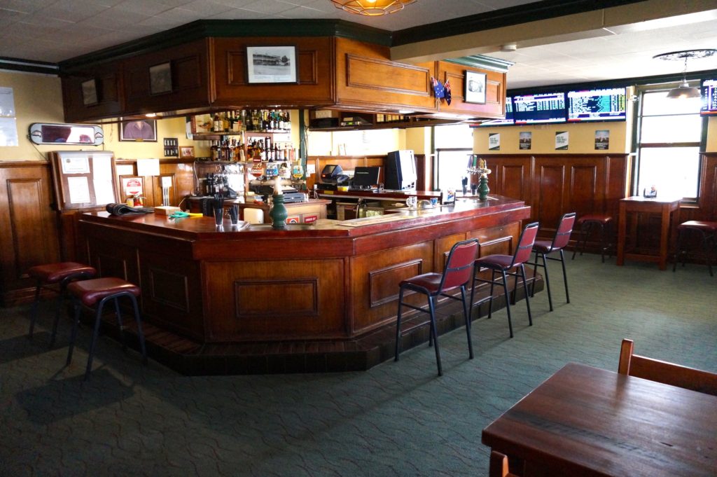 royal-hotel-cooma-pub-accommodation-bar3