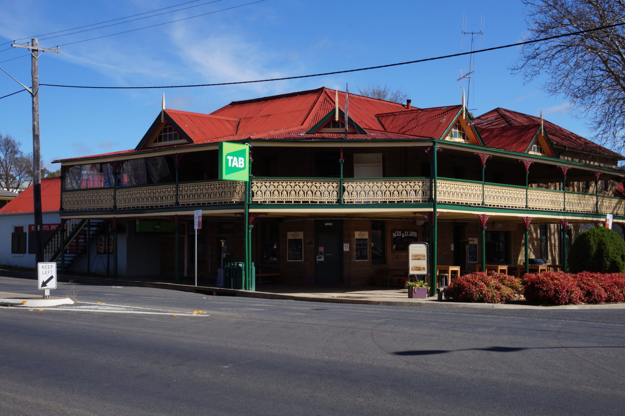 royal-hotel-cooma-pub-accommodation-exterior3
