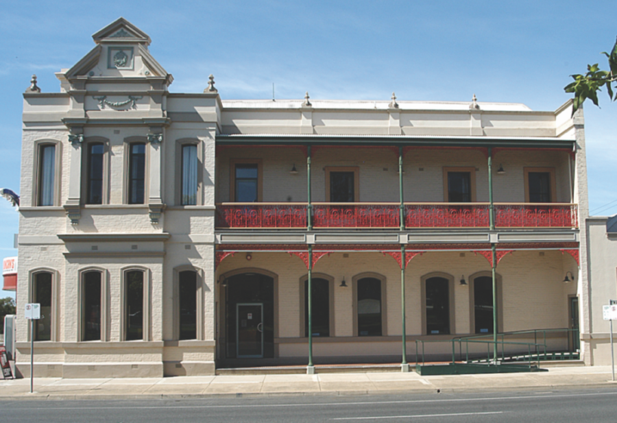 Mitchel-river-tavern-vic-accommodation-hotel-front