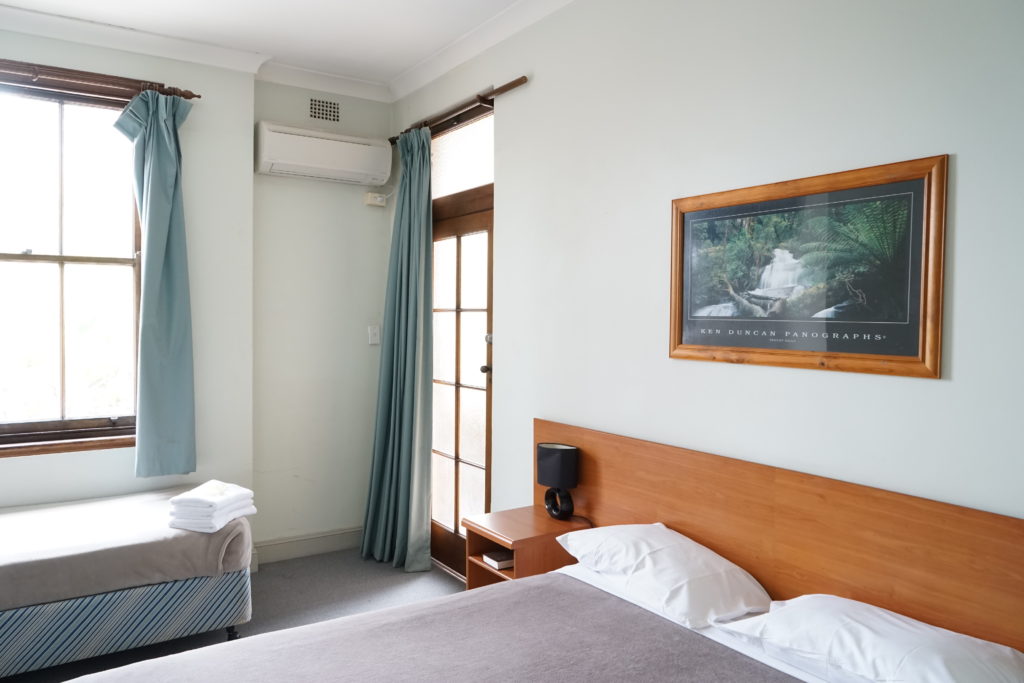 hurstville-ritz-hotel-motel-nsw-pub-accommodation-triple-room-shared-bathroom1
