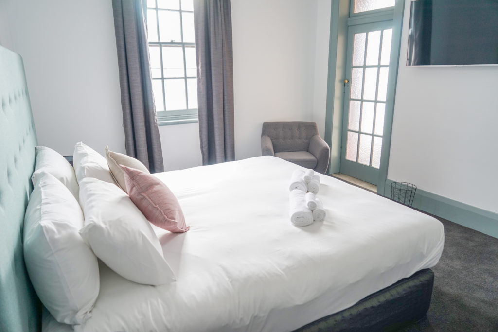 oasis-on-beamish-hotel-nsw-pub-accommodation-king-room-ensuite-bathroom12