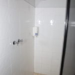 lakes-hotel-shower