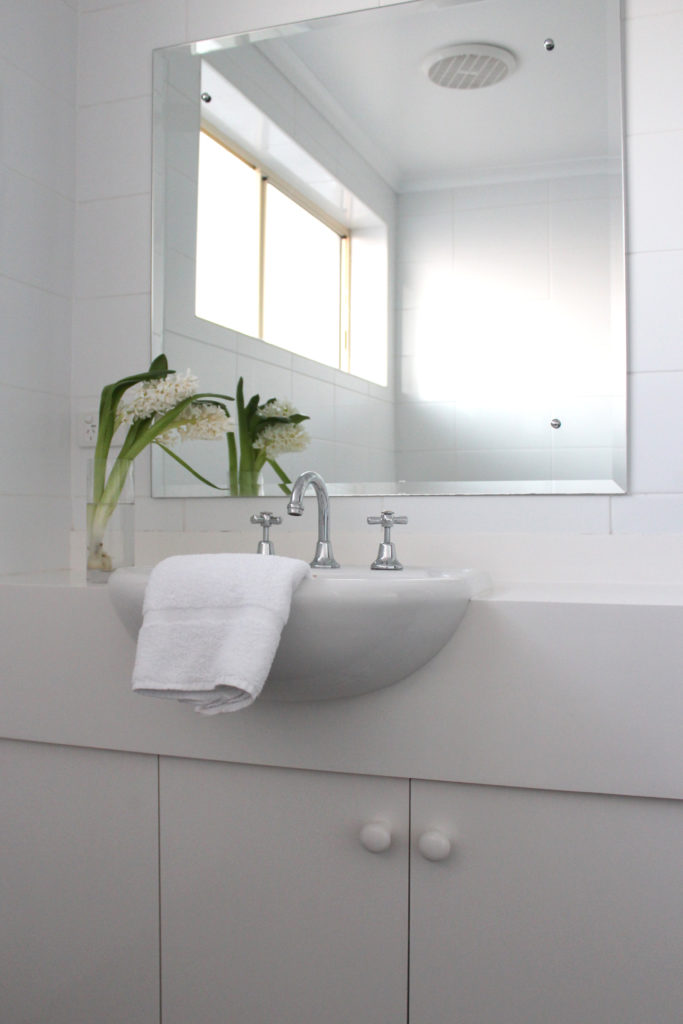 Premier-hotel-broadmeadow-nsw-pub-accommodation-ensuitebathroom7