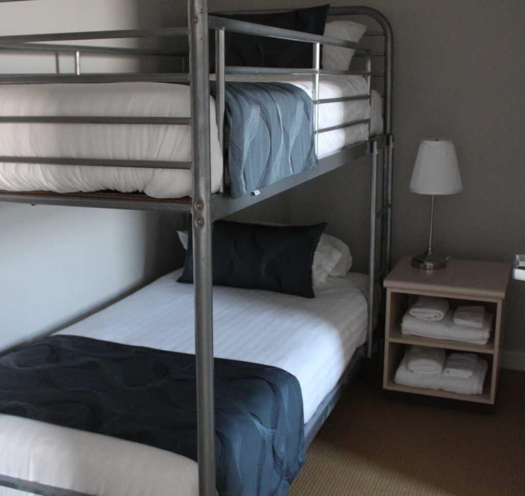 Premier-hotel-broadmeadow-nsw-pub-accommodation-family-room-ensuite-bathroom1