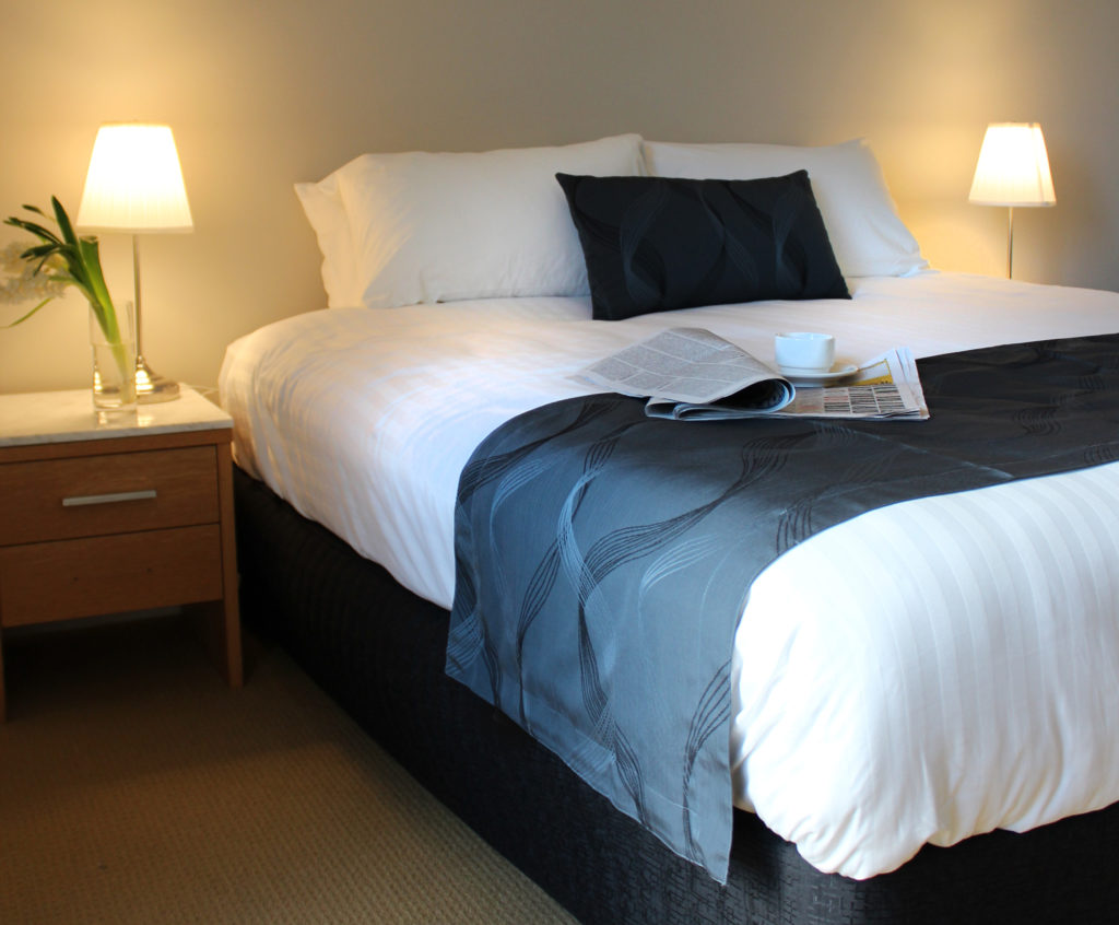 Premier-hotel-broadmeadow-nsw-pub-accommodation-king-room-ensuite-bathroom2