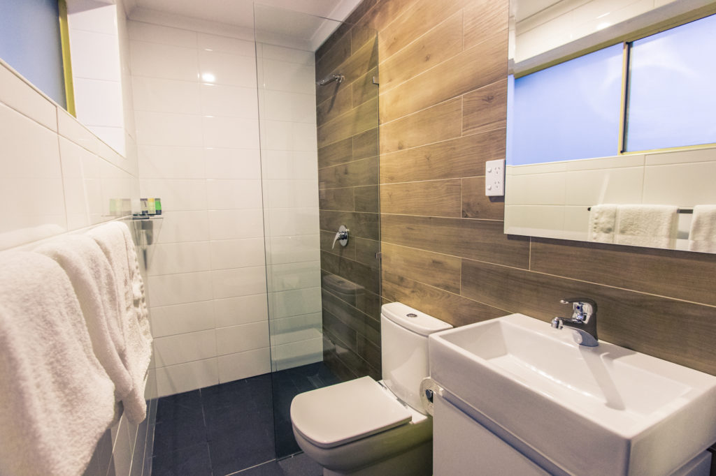 Premier-hotel-broadmeadow-nsw-pub-accommodation-king-single-ensuite-bathroom1