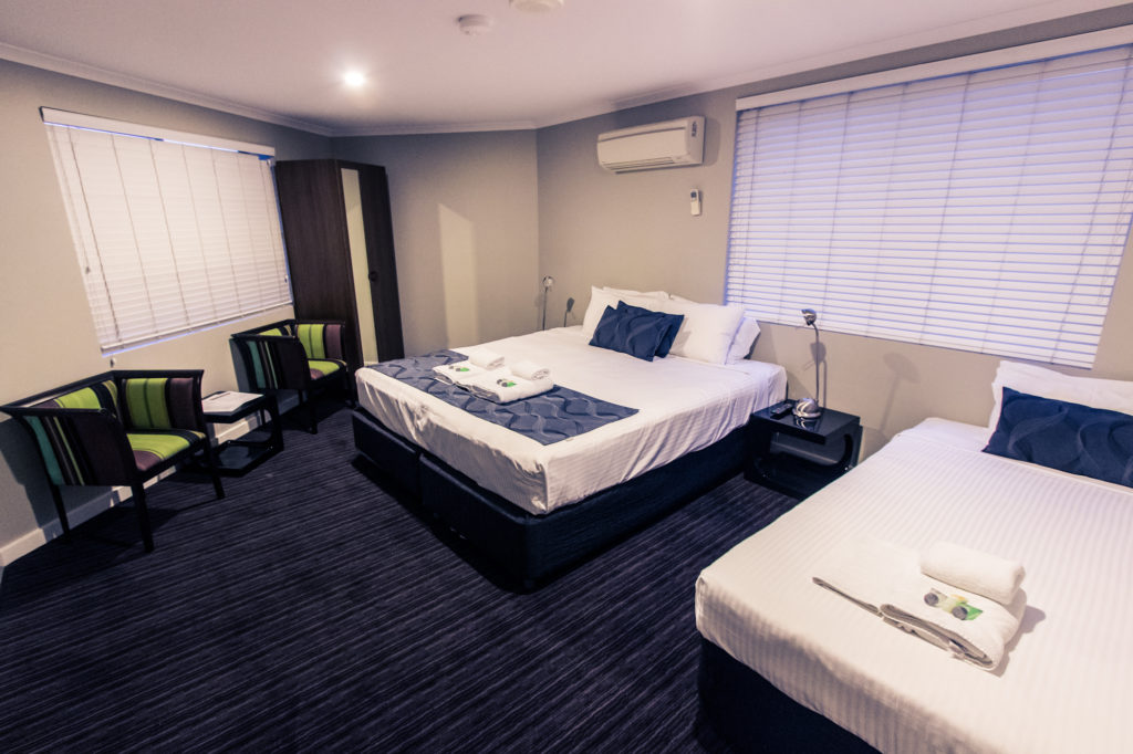 Premier-hotel-broadmeadow-nsw-pub-accommodation-king-single-shared-bathroom1