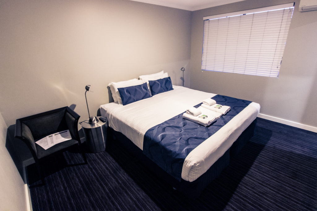 Premier-hotel-broadmeadow-nsw-pub-accommodation-queen-room-shared-bathroom