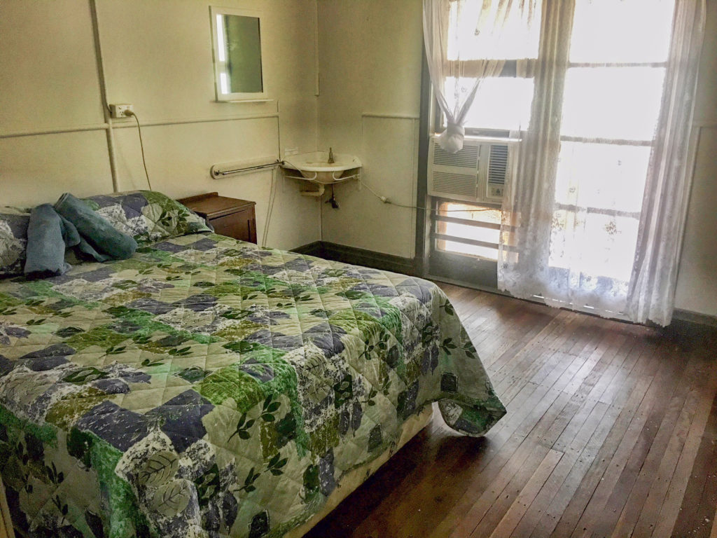 Royal-hotel-carrangarra-tambo-qld-pub-accommodation-exterior-double-room