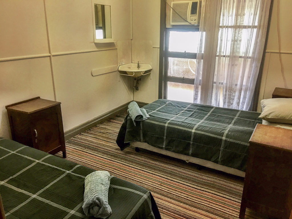 Royal-hotel-carrangarra-tambo-qld-pub-accommodation-exterior-twin-room