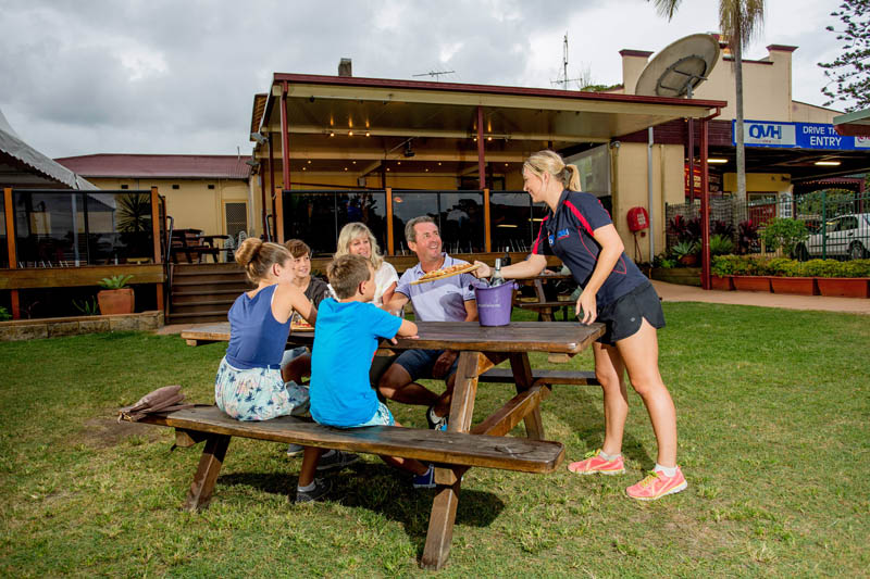 the-ocean-view-hotel-urunga-outdoor-dining