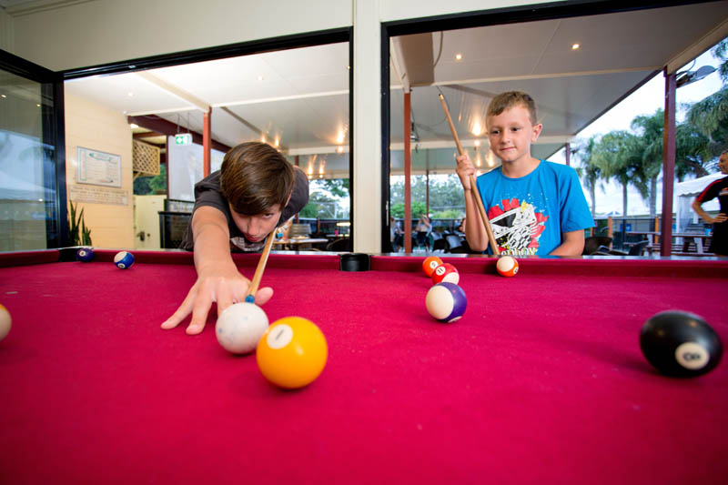 the-ocean-view-hotel-urunga-pool-tables