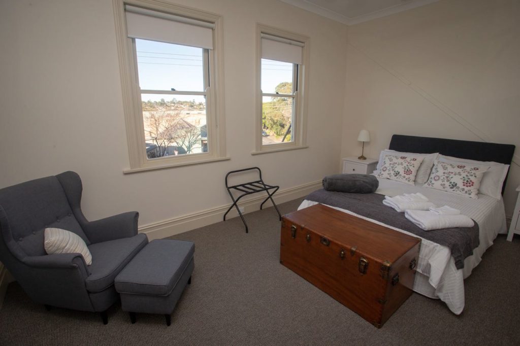 helensburgh-hotel-nsw-pub-accommodation-deluxe-room2