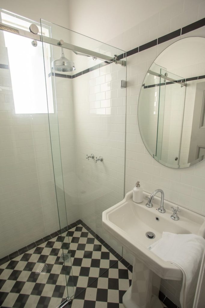 helensburgh-hotel-nsw-pub-accommodation-shared-bathroom2